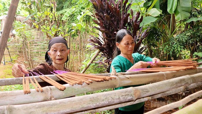 Toàn bộ quy trình làm hương đều không sử dụng máy móc hay công cụ hỗ trợ, từ trộn bột đến se hương, phơi nắng.