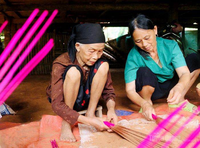 Hai mẹ con bà Hà Thị Nự, thôn Bản Tát duy trì nghề làm hương truyền thống đã gắn bó với gia đình qua nhiều thế hệ.