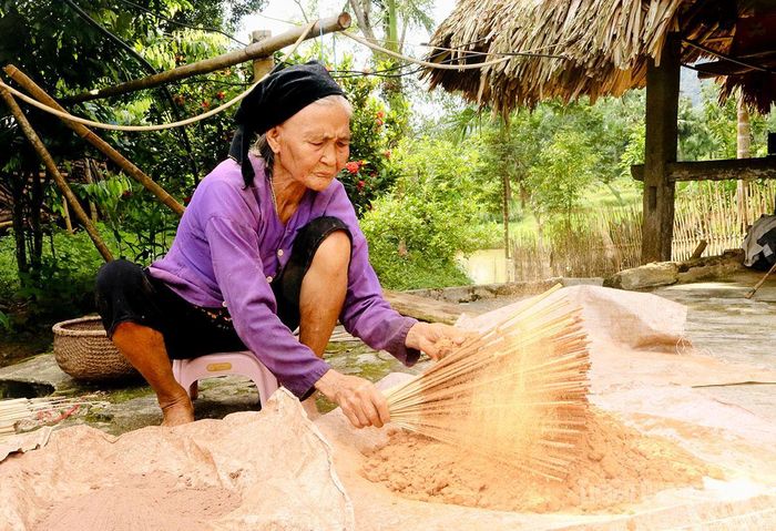 Nghề làm hương được bà con duy trì quanh năm nhưng làm nhiều nhất là những tháng giáp Tết Nguyên đán và rằm tháng Giêng, rằm tháng Bảy.