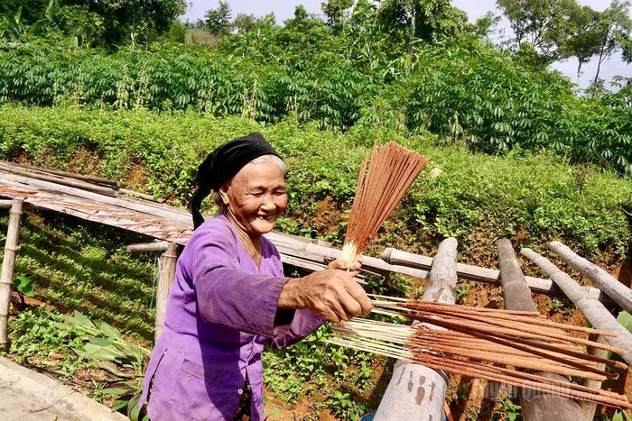 Những que hương sau khi làm xong được đem phơi dưới nắng nhẹ, khoảng 2 – 3 nắng, đảm bảo que hương khô, cứng và cháy đượm.