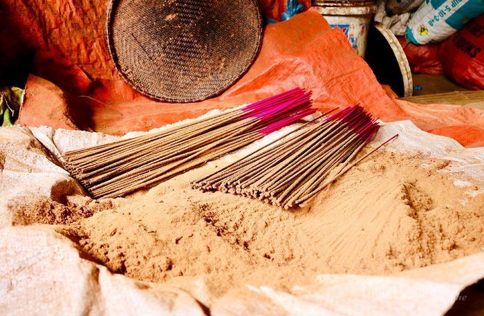 Vỏ cây sau khi khô được xay nhuyễn rồi được pha trộn theo một tỷ lệ nhất định, sao cho đảm bảo độ kết dính và hương thơm.