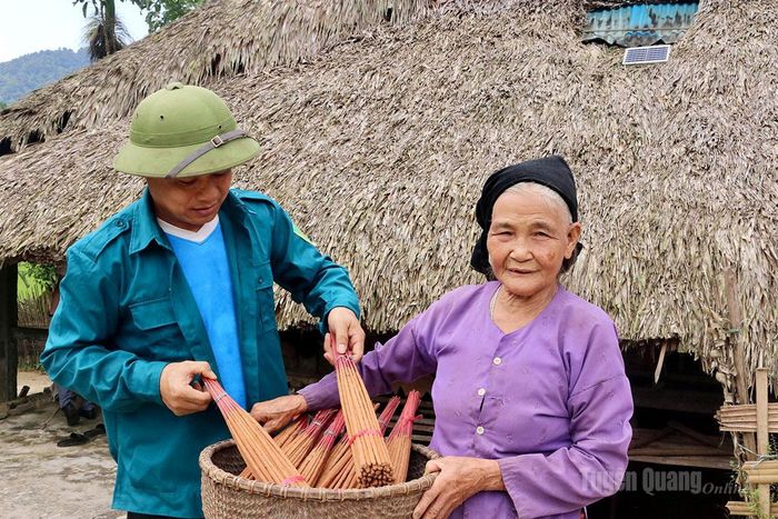 Thành phẩm hương sau khi hoàn thiện được bó gọn, chuẩn bị đưa ra thị trường.