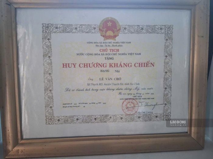 Ông Chớ được tặng Huy chương Kháng chiến. Ảnh: Trần Tuấn