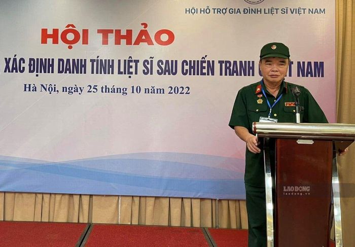 Với nhiều năm kinh nghiệm trong tìm kiếm hài cốt liệt sĩ, cựu binh Lê Văn Chớ được mời phát biểu tham luận tại một hội nghị tìm kiếm, quy tập, xác định danh tính liệt sĩ. Ảnh: Nhân vật cung cấp