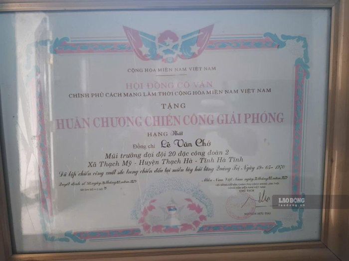 Ông Lê Văn Chớ được tặng Huân chương Chiến công Giải phóng. Ảnh: Trần Tuấn