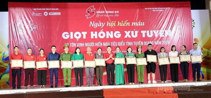 Lãnh đạo Hội CTĐ tỉnh trao giấy khen cho các gia đình và cá nhân có thành tích xuất sắc trong Phong trào “Hiến máu tình nguyện”.