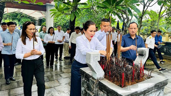 Lãnh đạo các sở, ngành dâng hương tại khu mộ liệt sỹ Phạm Văn Khang và đồng đội.