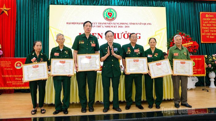 Lãnh đạo Trung ương Hội cựu TNXP Việt Nam tặng Bằng khen cho 6 cá nhân có thành tích xuất sắc trong hoạt động và xây dựng Hội Cựu TNXP tỉnh Tuyên Quang, nhiệm kỳ 2021-2026.