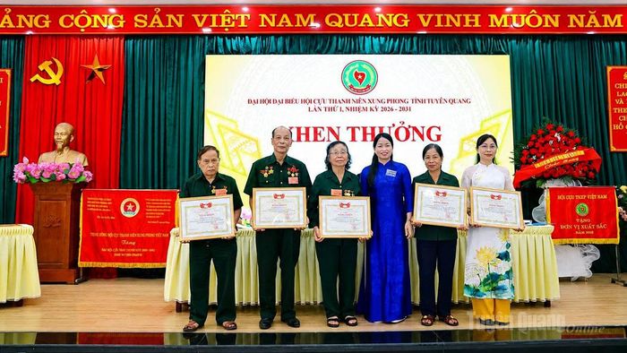 Lãnh đạo Ủy ban MTTQ Việt Nam tỉnh tặng Bằng khen cho 5 cá nhân có thành tích xuất sắc trong công tác xây dựng tổ chức Hội Cựu TNXP tỉnh Tuyên Quang vững mạnh, giai đoạn 2021-2026.