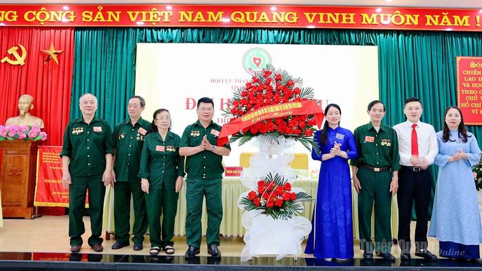 Lãnh đạo Ủy ban MTTQ Việt nam tỉnh tặng hoa chúc mừng Đại hội.