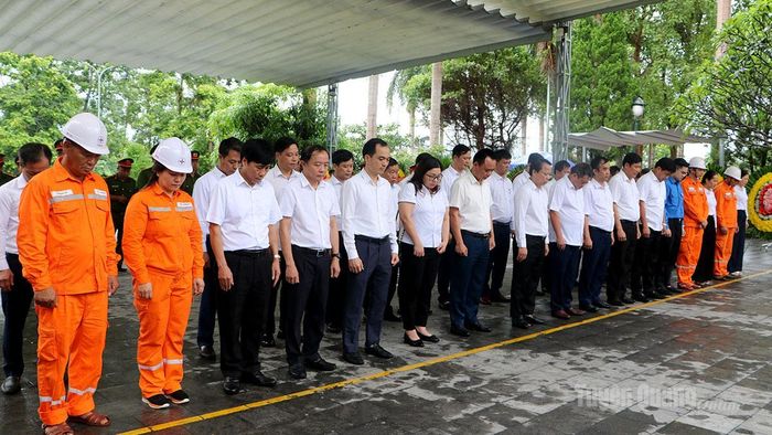 Cán bộ, nhân viên Công ty Điện lực Tuyên Quang dành một phút mặc niệm tưởng nhớ công lao, sự hy sinh của các Anh hùng liệt sĩ tại Nghĩa trang Liệt sĩ Quốc gia Vị Xuyên.