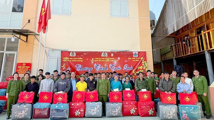Đoàn viên Chi đoàn Văn phòng Cơ quan CSĐT Công an tỉnh phối hợp trao 60 suất quà cho các hộ gia đình có hoàn cảnh khó khăn tại xã Quảng Nguyên.