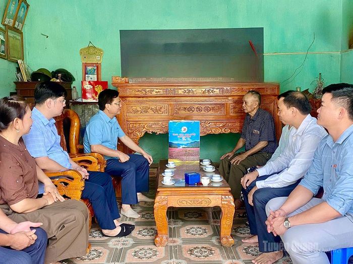 Trưởng Ban Tổ chức Tỉnh ủy Trần Quang Minh và lãnh đạo xã Hồng Sơn thăm, tặng quà ông Nguyễn Xuân Hái.