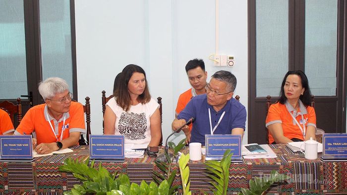 Đoàn chuyên gia Mạng lưới Công viên địa chất toàn cầu tại buổi làm việc.