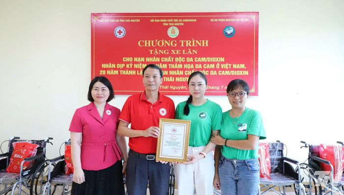 Lãnh đạo Hội Chữ thập đỏ tỉnh trao Ghi nhận tấm lòng vàng cho đại diện Nhóm E2K Hà Nội.