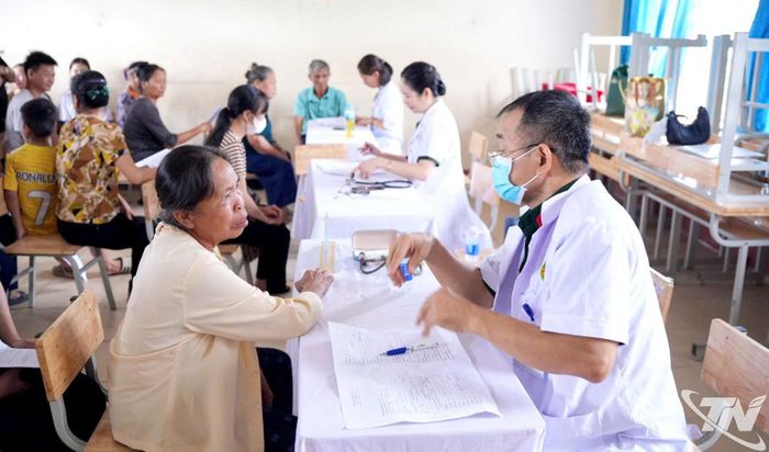 Bác sĩ khám tổng quát, tư vấn cho người dân cách chăm sóc sức khỏe.