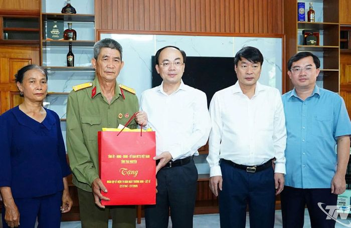 Đồng chí Nguyễn Đăng Bình tặng quà gia đình thương binh ông La Văn Lộc.