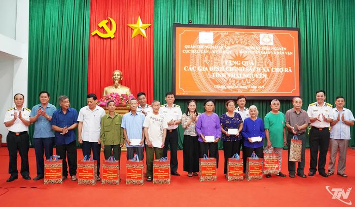 Đoàn công tác trao tặng quà cho 10 hộ gia đình chính sách trên địa bàn xã Chợ Rã.