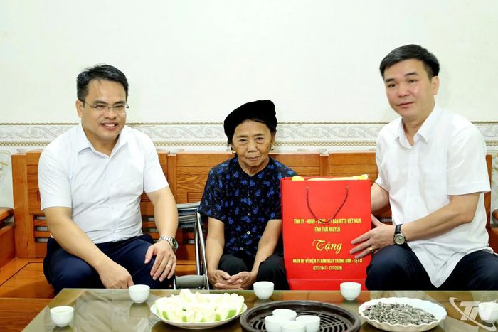 Đồng chí Hà Sỹ Huân tặng quà gia đình bà Lương Thị Đáo, vợ Liệt sĩ Hà Văn Thải.