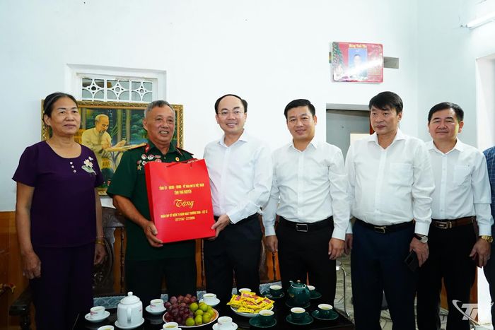 Đoàn công tác của tỉnh tặng quà gia đình ông Nguyễn Xuân Dương, bệnh binh 71%.