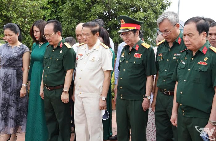 Các đại biểu dành một phút tưởng niệm các anh hùng liệt sĩ.