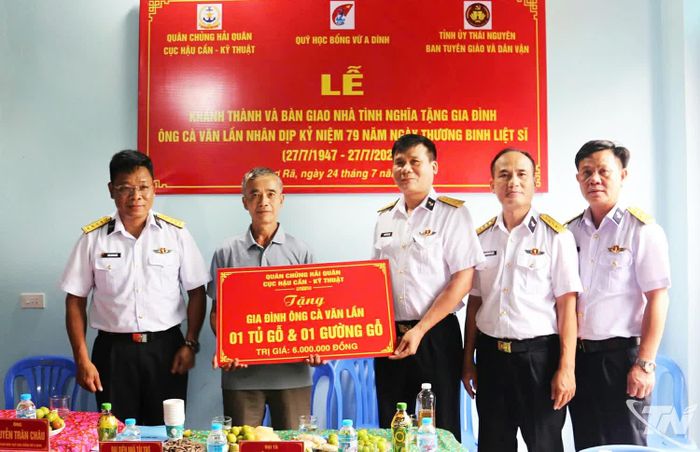 Cục Hậu cần - Kỹ thuật (Quân chủng Hải quân) tặng những phần quà có giá trị nhân dịp trao tặng nhà.