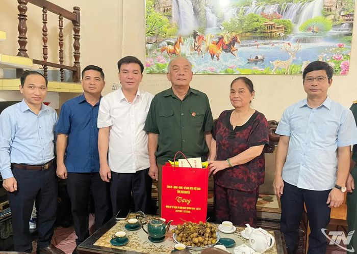 Đoàn công tác tặng quà thương binh Nguyễn Xuân Đình, ở thôn Nà Lạn.