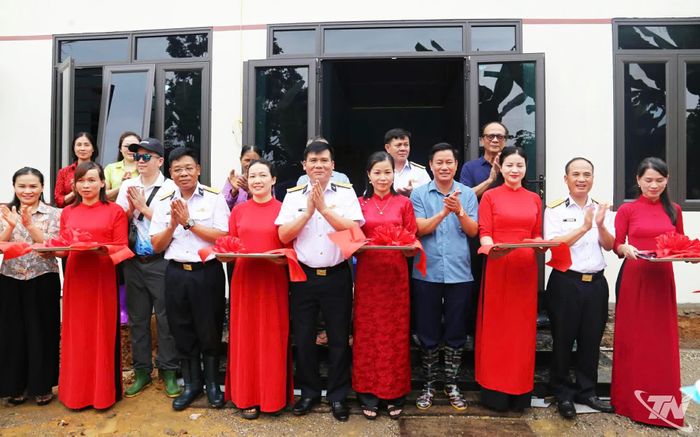 Đoàn công tác cùng các nhà tài trợ cắt băng khánh thành và trao nhà cho ông Cà Văn Lần.
