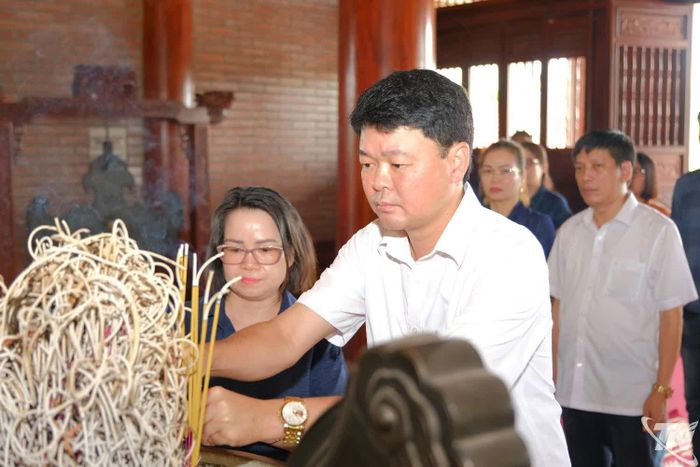 Lãnh đạo Báo và Phát thanh, Truyền hình Thái Nguyên dâng hương tại Di tích lịch sử Quốc gia Đại đội 915.