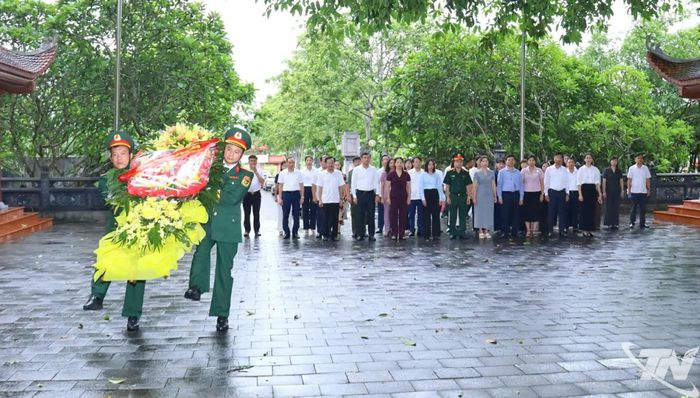 Các đại biểu đến dâng hương tưởng niệm các Anh hùng liệt sĩ tại Khu di tích lịch sử Quốc gia 27/7.