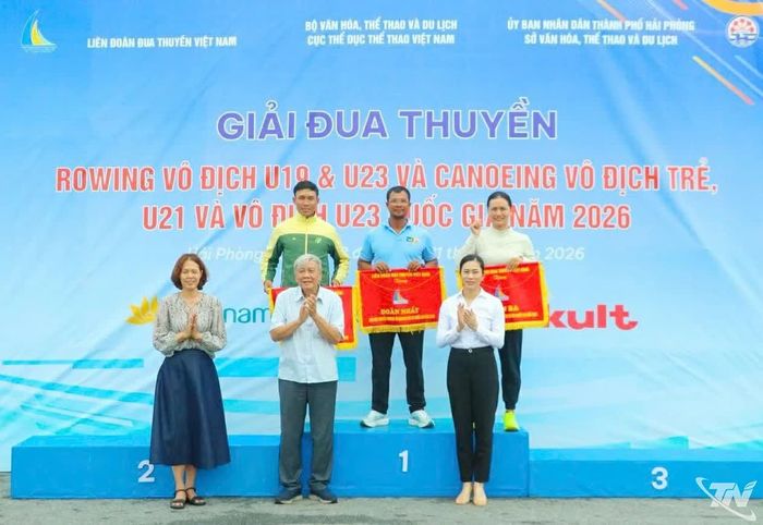 Đại diện Ban Tổ chức trao huy chương cho các VĐV xuất sắc.