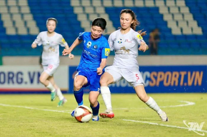 Pha tranh chấp bóng quyết liệt giữa cầu thủ Thái Nguyên T&T (áo xanh) và Phong Phú Hà Nam.