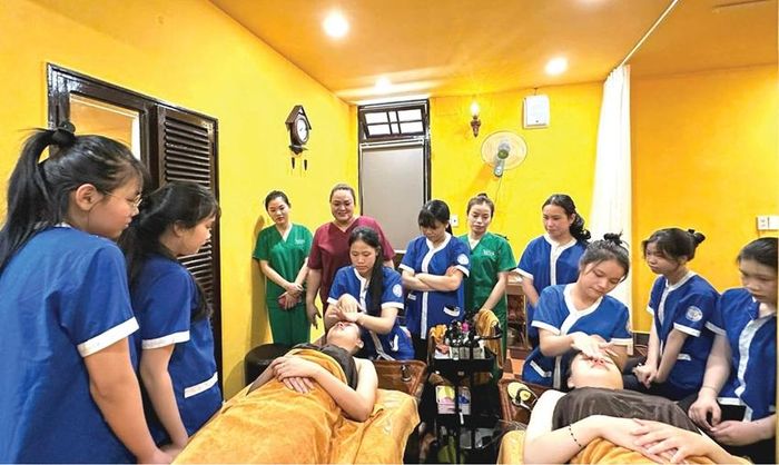 Học viên ngành chăm sóc sắc đẹp thực hành tại doanh nghiệp.