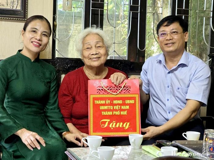 Đồng chí Nguyễn Thanh Bình tặng quà tri ân gia đình bà Trần Thị Đào Em ở phường Thuận Hóa. Ảnh: Thanh Hương