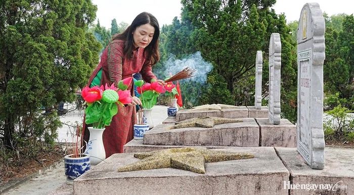Đồng chí Hồ Thị Thu Hằng dâng hương ở Nghĩa trang Liệt sĩ Hương Điền 