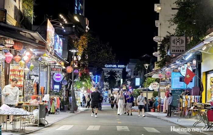 Khách du lịch tham quan, mua sắm tại phố đi bộ Chu Văn An - Phạm Ngũ Lão - Võ Thị Sáu