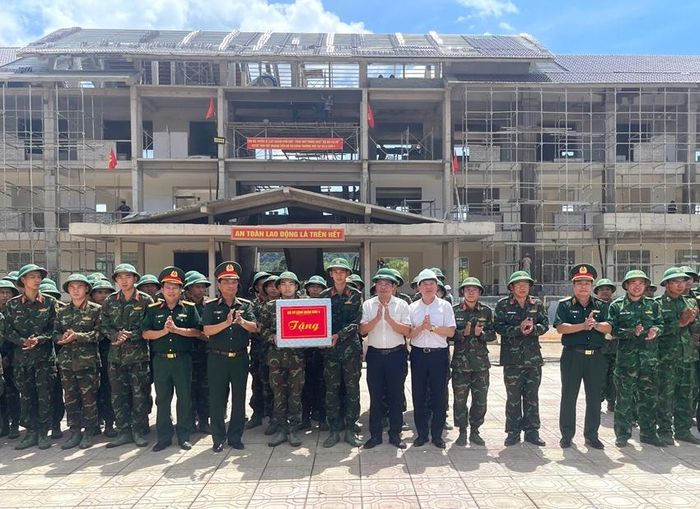  Đoàn công tác trao quà đến lực lượng làm nhiệm vụ tại xã A Lưới 4