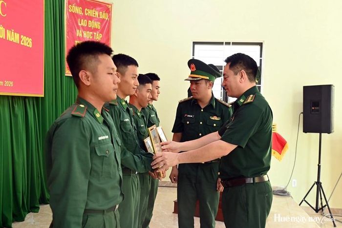 Đại tá Hoàng Minh Hùng, Chỉ huy trưởng BĐBP thành phố trao giấy khen cho chiến sĩ mới có thành tích xuất sắc