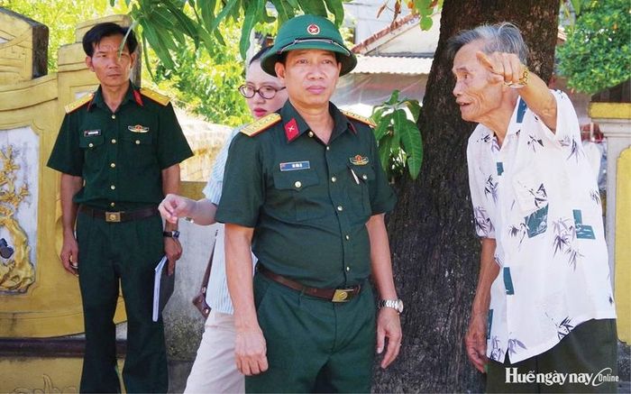 Đại tá Hà Văn Ái và CCB Phạm Ngọc Tuấn tại hiện trường. Ảnh: Quang Đạo