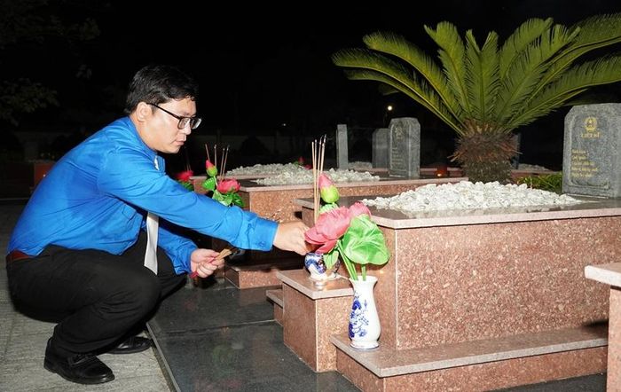 Đoàn viên, thanh niên thành kính dâng hương tri ân tại các phần mộ liệt sĩ ở Nghĩa trang Liệt sĩ Hương Thủy.