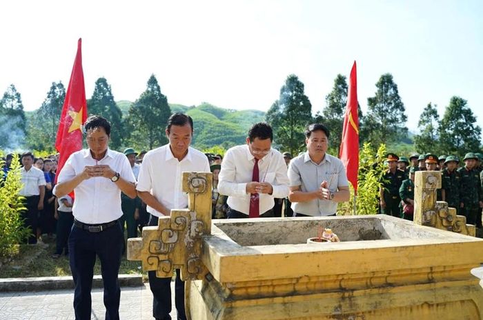 Dâng hương tại Bia chiến tích Dương Hòa.