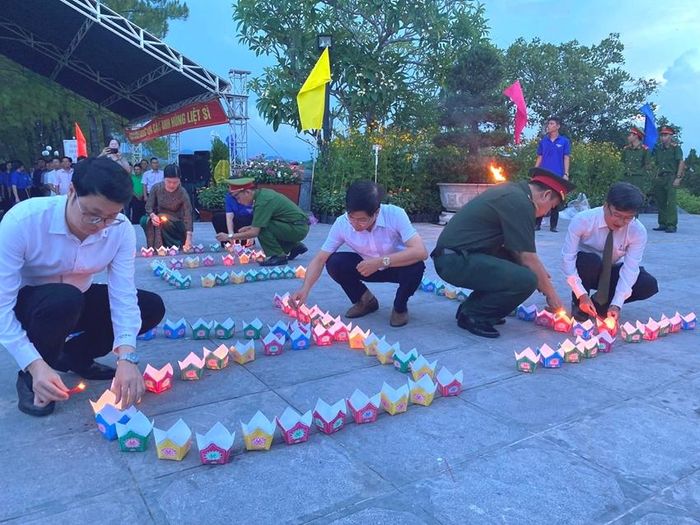 Thắp nến tri ân tại Nghĩa trang Liệt sĩ thành phố.