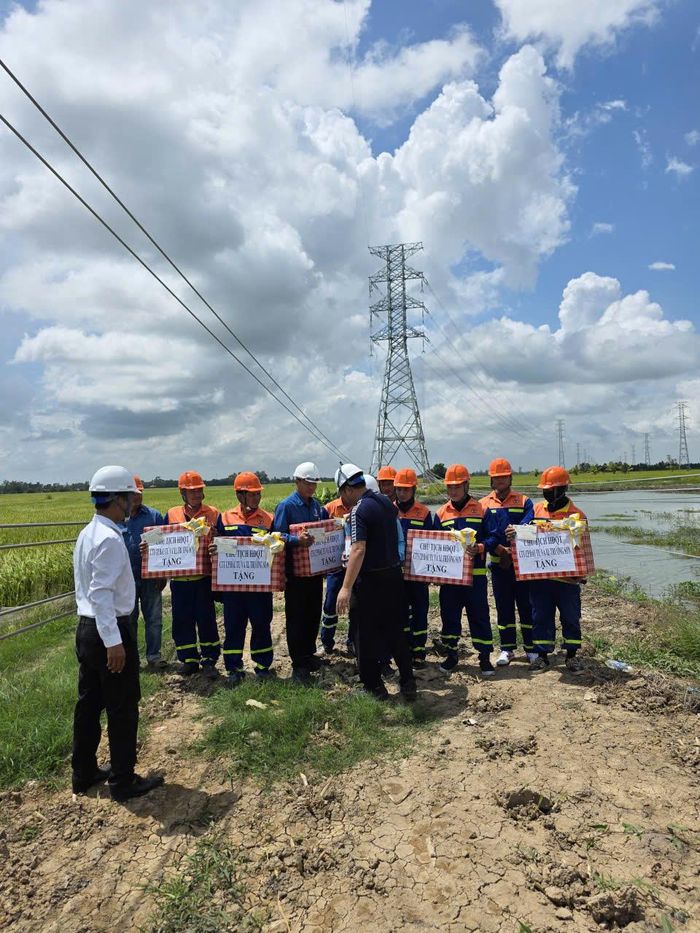 Chủ tịch HĐQT trao đổi, động viên tinh thần thi công cùng người lao động tại công trường