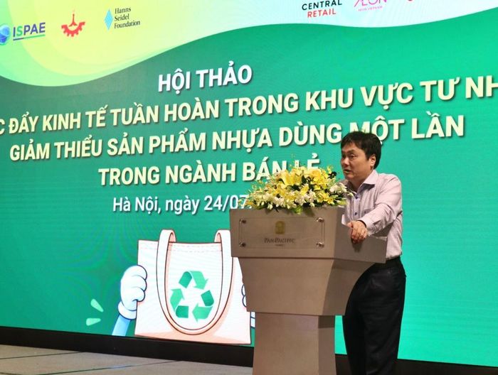 TS. Nguyễn Trung Thắng, Phó Viện trưởng Viện Chiến lược, Chính sách nông nghiệp và môi trường phát biểu tại Hội thảo.