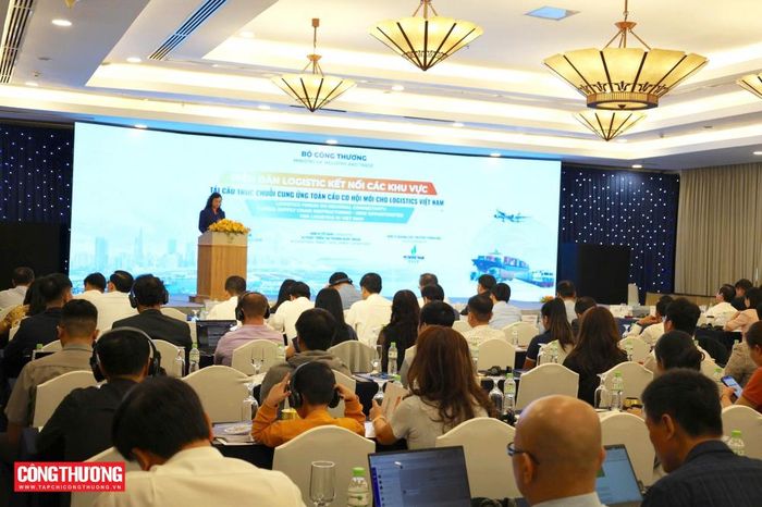 Thứ trưởng Phan Thị Thắng nhấn mạnh, bối cảnh kinh tế thế giới nói chung và lĩnh vực logistics hiện nay đang thúc đẩy xu hướng chuyển dịch đầu tư, chuyển đổi số, chuyển đổi xanh gắn với tái cấu trúc chuỗi cung ứng, đa dạng hóa chuỗi logistics để duy trì và phát triển năng lực cạnh tranh của mỗi quốc gia.