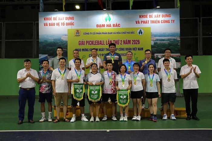 Ban Tổ chức trao giải cho các vận động viên đạt thành tích cao ở 13 nội dung thi đấu