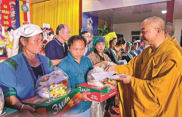 Trao quà đến bà con đồng bào có hoàn cảnh khó khăn trên địa bàn tỉnh Lai Châu