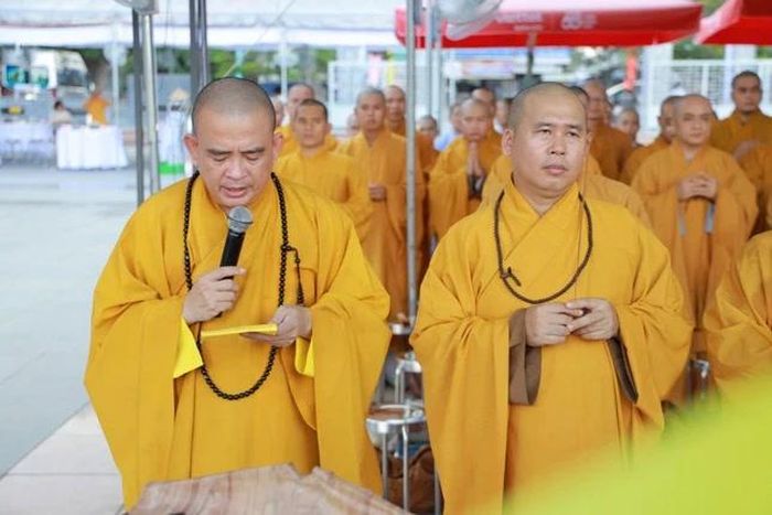 Chư tôn đức thực hiện khóa lễ tâm linh theo truyền thống Phật giáo