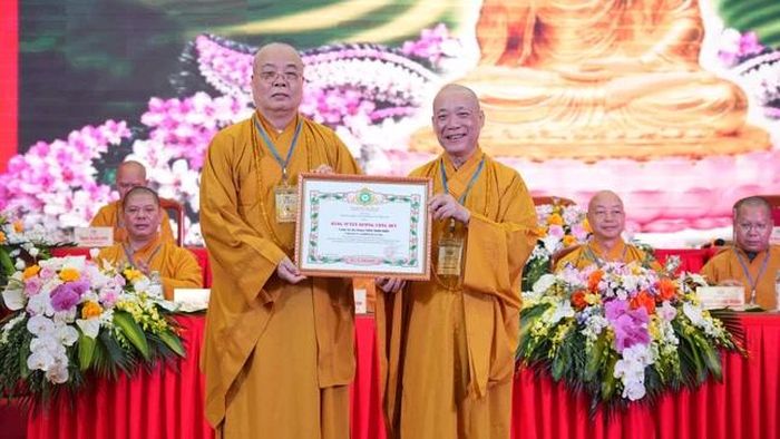Trung ương Giáo hội tặng Bằng tuyên dương công đức đến Trưởng lão Hòa thượng Thích Thanh Nhiễu