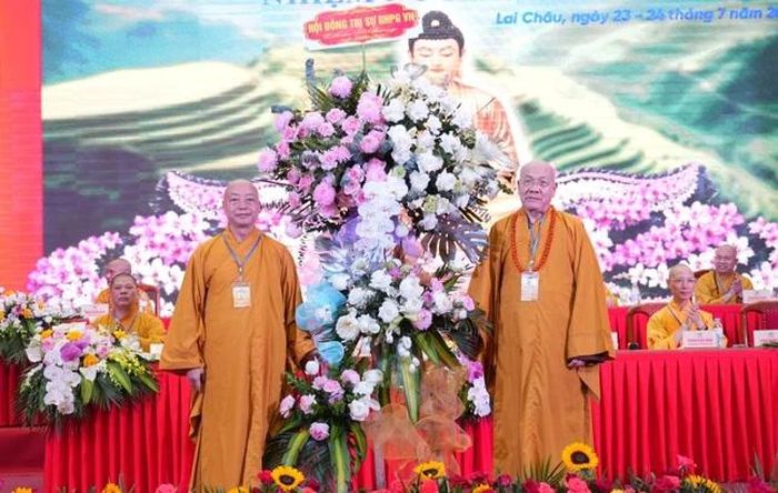 Lẵng hoa chúc mừng của Hội đồng Trị sự